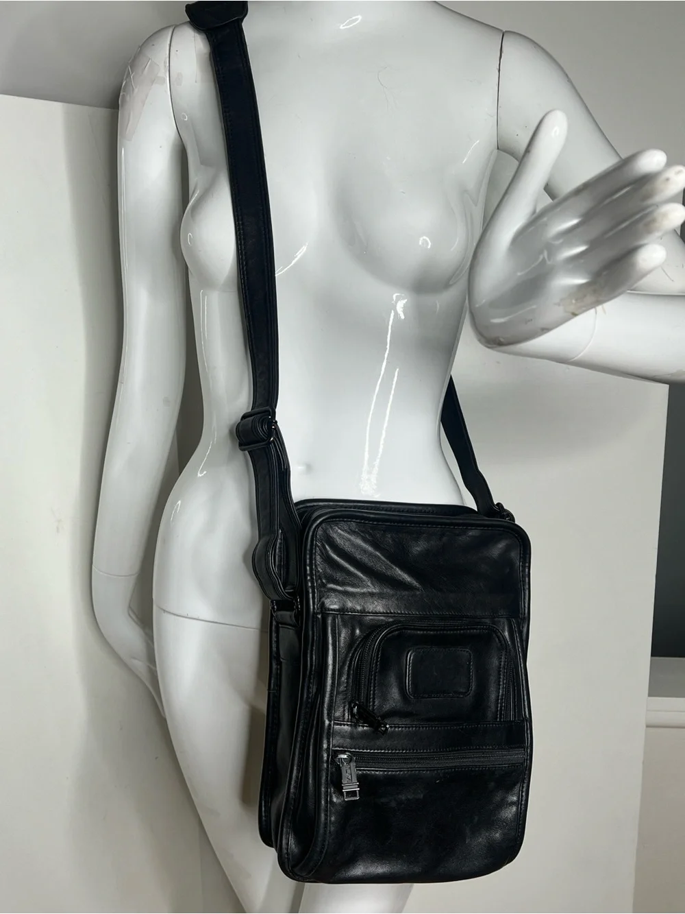 Tumi Black Leather Crossbody Messenger Adjustable Strap Bag
